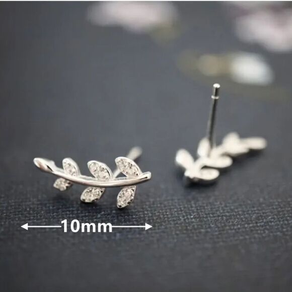 The Mini Leaf dainty stud earrings in cubic zirconia and 925 - Picture 5 of 10
